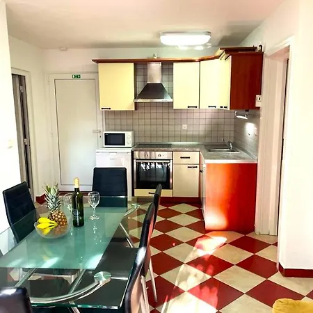Apartment Rudie With 4 Near The Sea Trogir