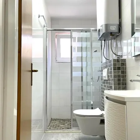 Apartment Rudie With 4 Near The Sea Trogir