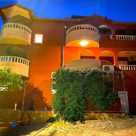 Apartment Rudie With 4 Near The Sea Trogir