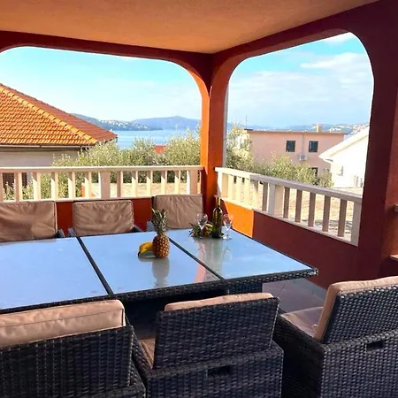 Apartment Rudie With 4 Near The Sea Trogir