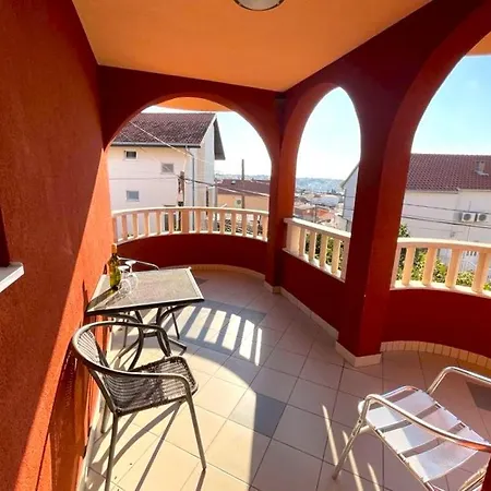 Apartment Rudie With 4 Near The Sea Trogir